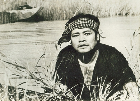 NSND Lâm Tới và diễn viên Lê Thúy An trong Cánh đồng hoang. NSND Lâm Tới và diễn viên Lê Thúy An trong Cánh đồng hoang.