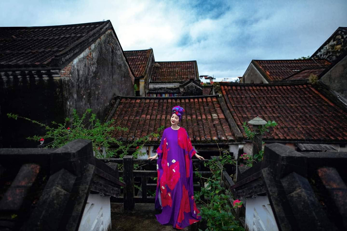 Hoa hậu Giáng My ngồi lên nóc nhà để chụp một bộ ảnh thời trang. Hoa hậu Giáng My ngồi lên nóc nhà để chụp một bộ ảnh thời trang.