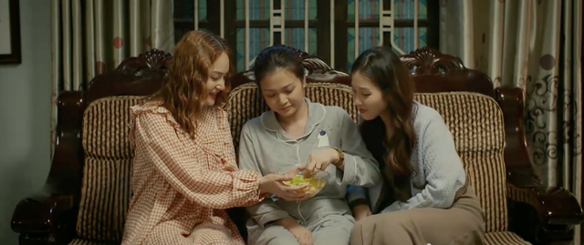 Cả nhà hân hoan vì Phương có bầu. Ảnh: CMH.