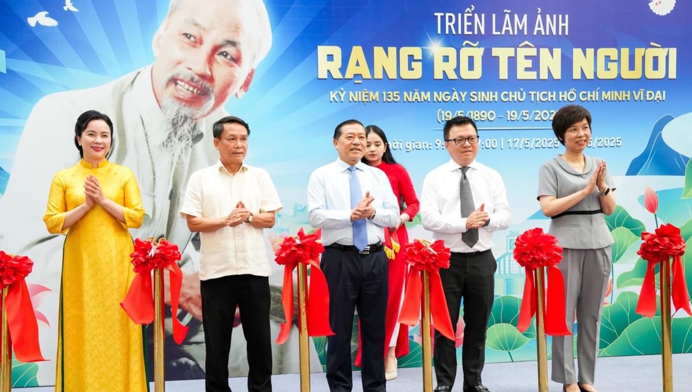 Các đại biểu cắt băng khai mạc triển lãm. Ảnh: BTC. Các đại biểu cắt băng khai mạc triển lãm. Ảnh: BTC.