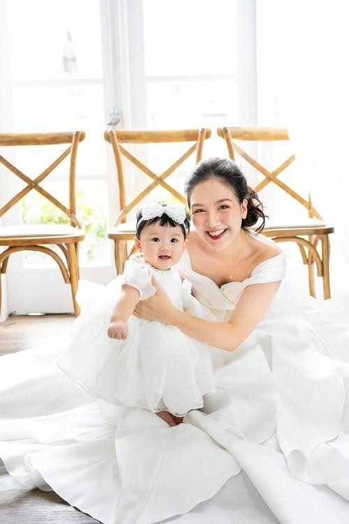 Hà Anh hạnh phúc bên tổ ấm nhỏ.