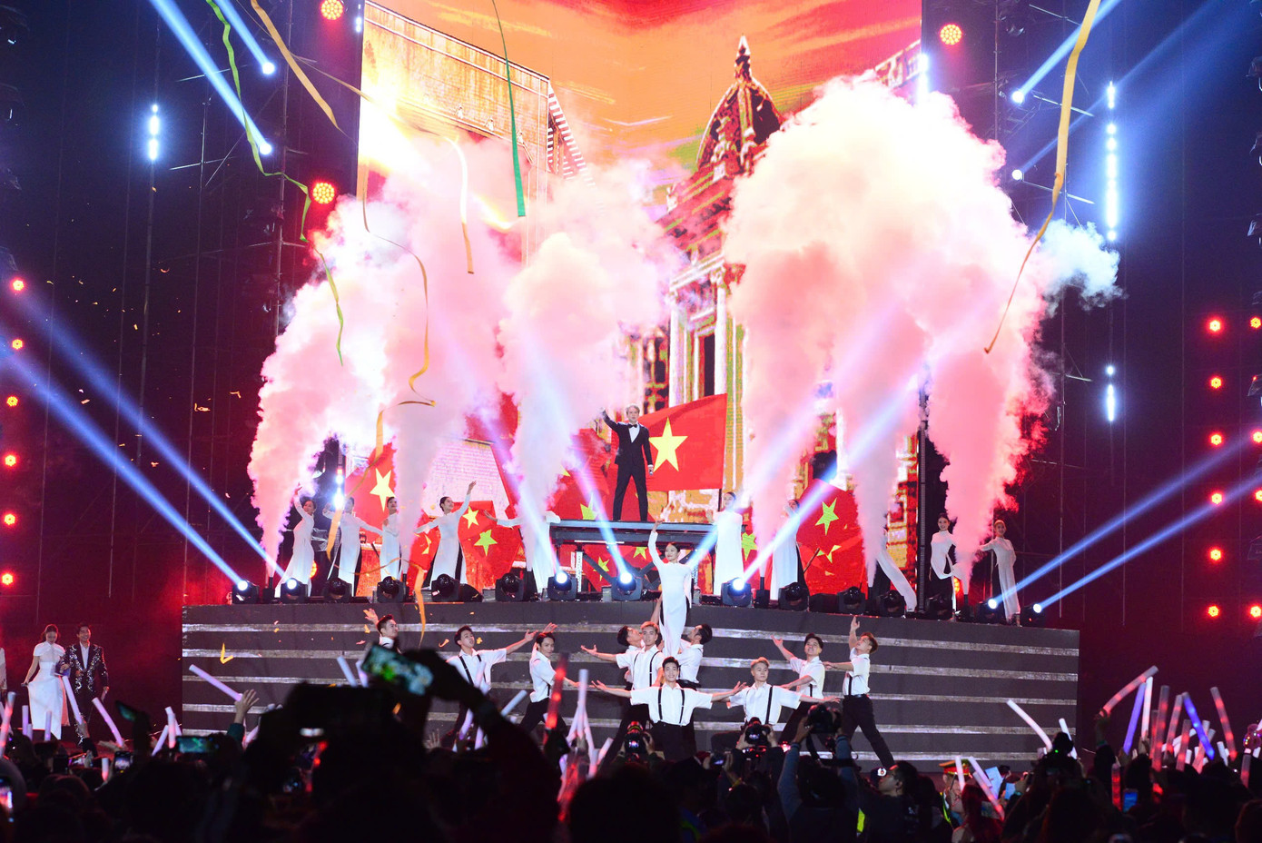 Khán giả cổ vũ cuồng nhiệt cho các nghệ sĩ.