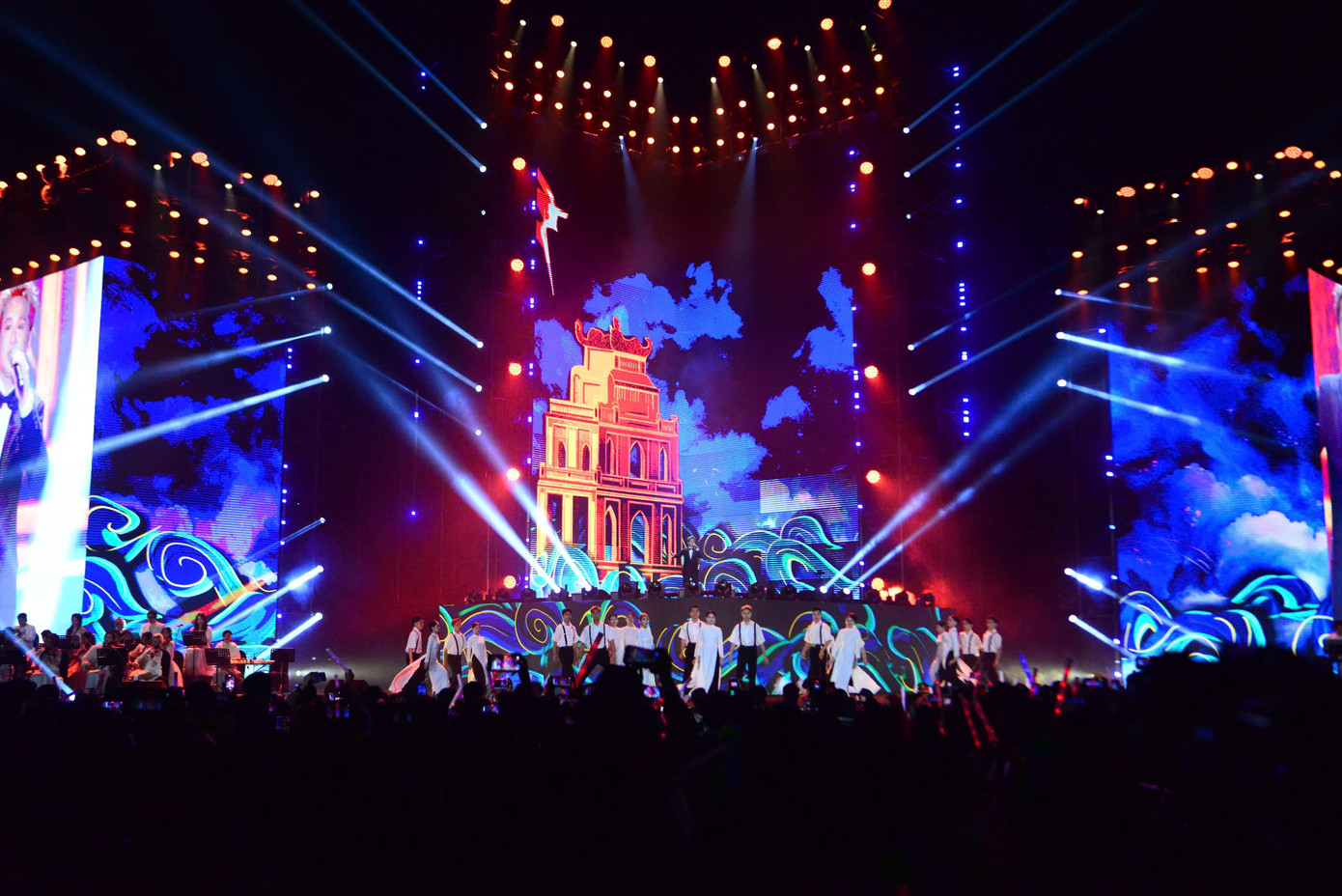 Khán giả cổ vũ cuồng nhiệt cho các nghệ sĩ.