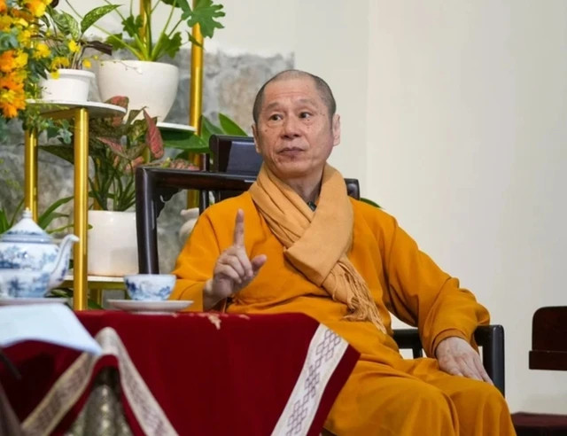 Thượng tọa Thích Chân Quang gây tranh cãi khi thuyết giảng về việc cầu tài lộc bằng cách cúng dường. Thượng tọa Thích Chân Quang gây tranh cãi khi thuyết giảng về việc cầu tài lộc bằng cách cúng dường.