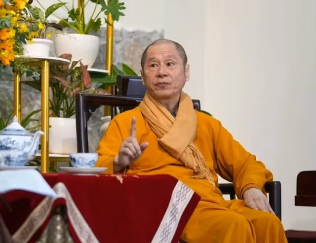 Thượng tọa Thích Chân Quang gây tranh cãi khi thuyết giảng về việc cầu tài lộc bằng cách cúng dường. Thượng tọa Thích Chân Quang gây tranh cãi khi thuyết giảng về việc cầu tài lộc bằng cách cúng dường.