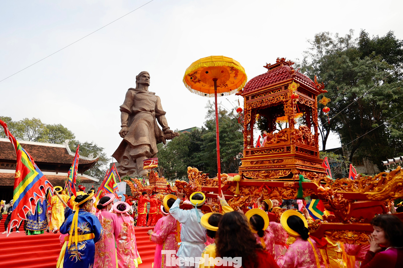 Những nghi thức thiêng liêng theo phong tục lâu đời không thể thiếu ở lễ hội gò Đống Đa là lễ dâng hương, tế lễ của các đoàn tế lễ địa phương, lễ rước kiệu Hoàng đế Quang Trung và Hoàng hậu Lê Ngọc Hân, dâng hoa, dâng hương tại tượng đài và đền thờ Hoàng đế Quang Trung...