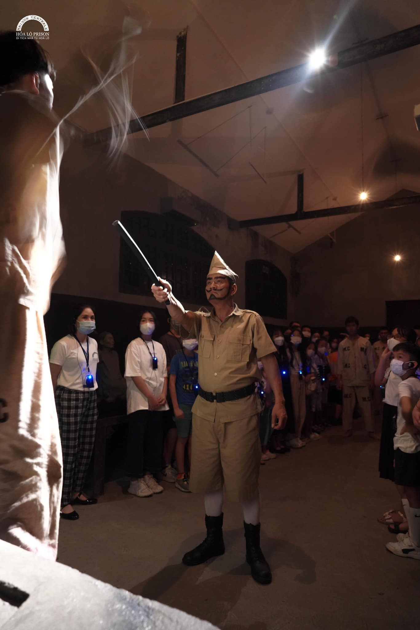 Chuỗi sự kiện trong Đêm thiêng liêng tái hiện cuộc sống khắc nghiệt ở Nhà tù Hỏa Lò. Ảnh: BQL.