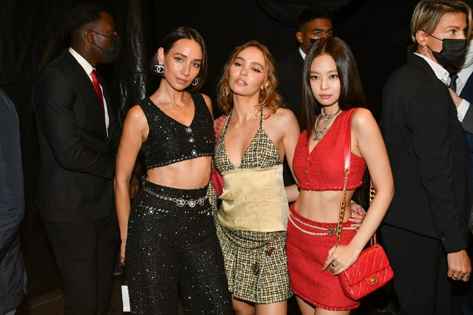 Nữ diễn viên người Pháp Rebecca Dayan đọ sắc cùng Lily Rose Depp và Jennie.