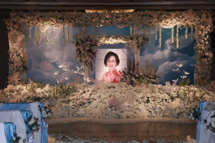 Lễ tang đầy hoa trắng của nhà văn Quỳnh Dao. Ảnh: Next apple.
