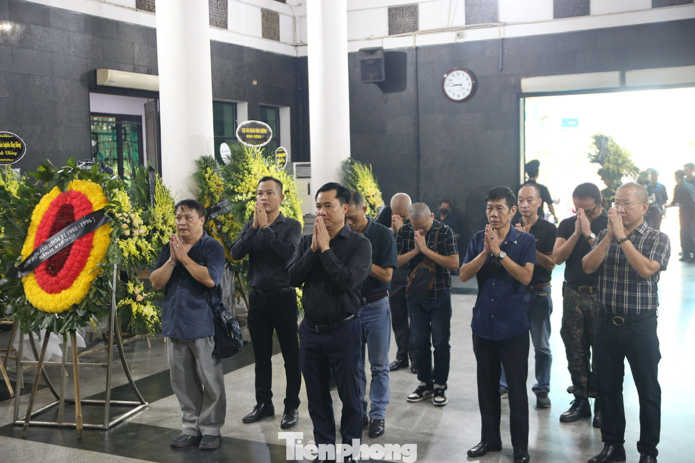 NSƯT Đỗ Thanh Hải và nhiều thế hệ đạo diễn, nhà làm phim truyền hình viếng NSND Nguyễn Khắc Lợi. NSƯT Đỗ Thanh Hải và nhiều thế hệ đạo diễn, nhà làm phim truyền hình viếng NSND Nguyễn Khắc Lợi.