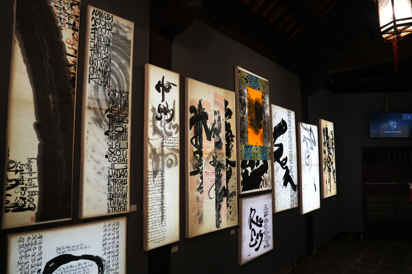 Độc đáo sắp đặt ánh sáng hàng trăm bức thư pháp tại Văn Miếu ảnh 5 Độc đáo sắp đặt ánh sáng hàng trăm bức thư pháp tại Văn Miếu ảnh 5