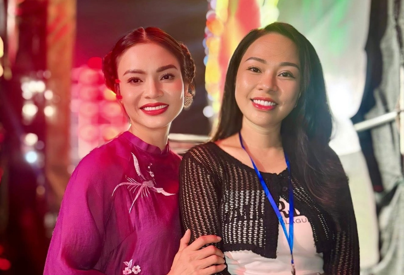 Nhiều nghệ sĩ "chạy show" liên tục trong kỳ nghỉ lễ. Tối 1/5, NSND Phạm Phương Thảo khoe ảnh biểu diễn ở Hải Dương.