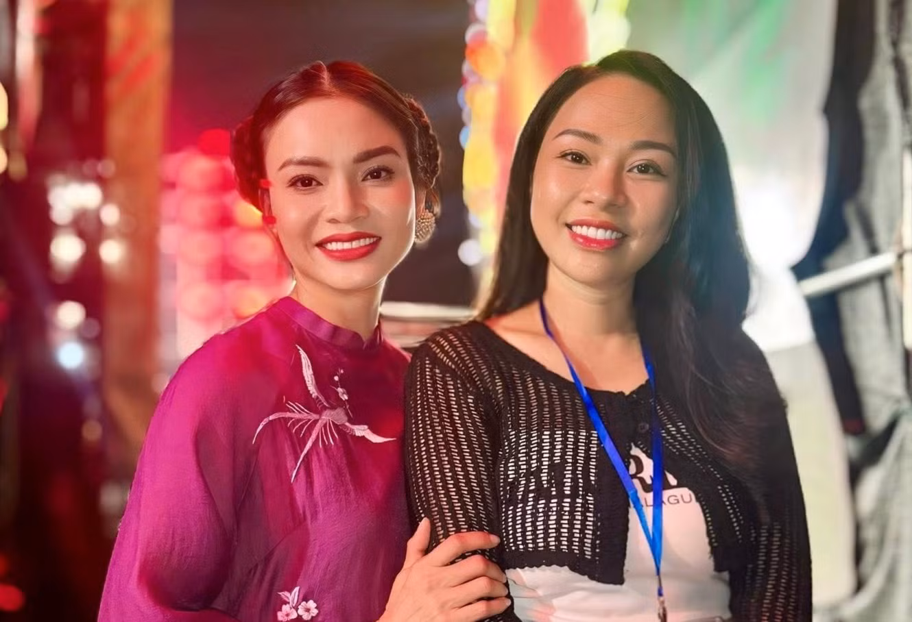 Nhiều nghệ sĩ "chạy show" liên tục trong kỳ nghỉ lễ. Tối 1/5, NSND Phạm Phương Thảo khoe ảnh biểu diễn ở Hải Dương.