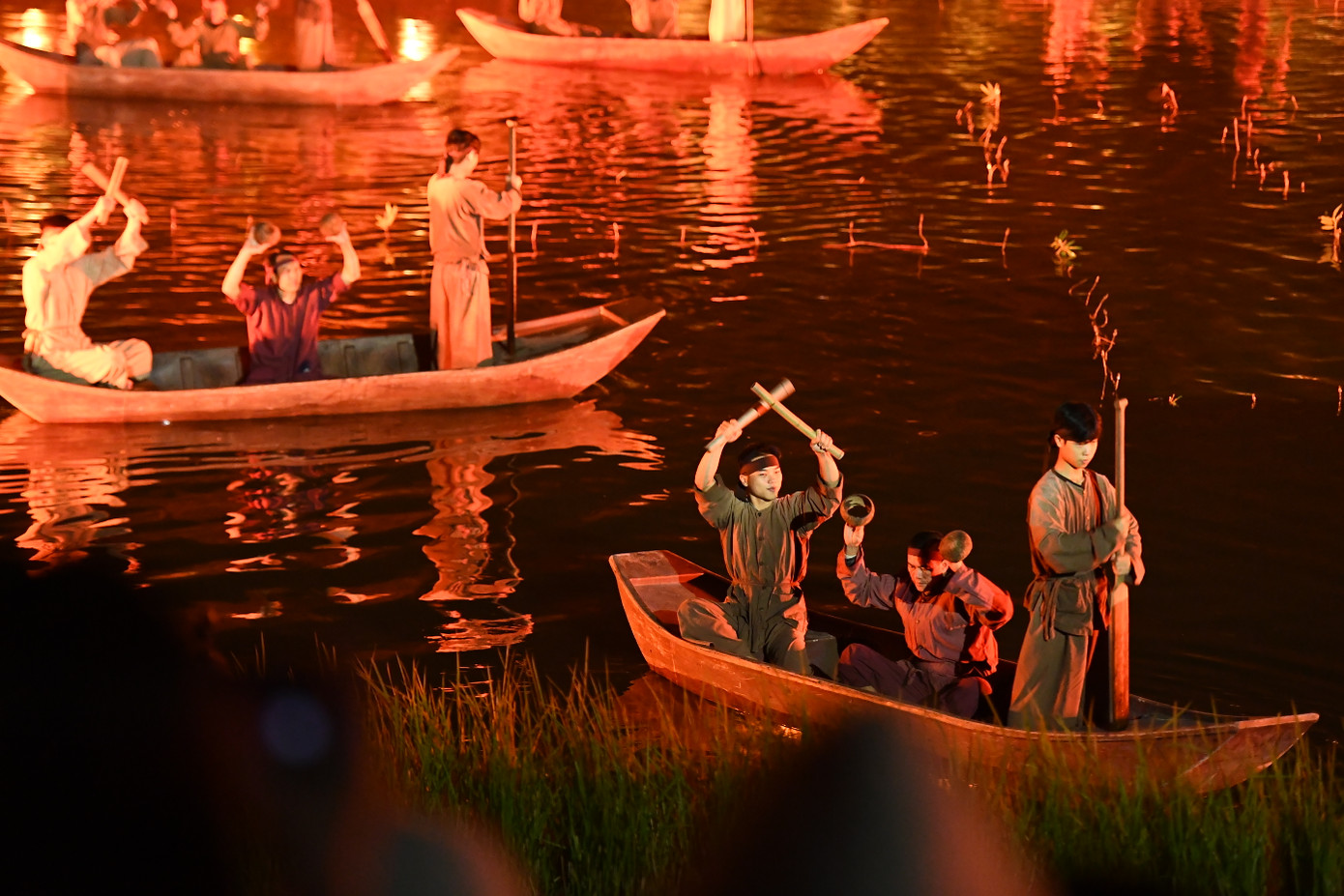 Những diễn viên là người dân bản địa xã Sài Sơn, huyện Quốc Oai (Hà Nội) và sinh viên đến từ các trường múa chuyên nghiệp của Việt Nam.