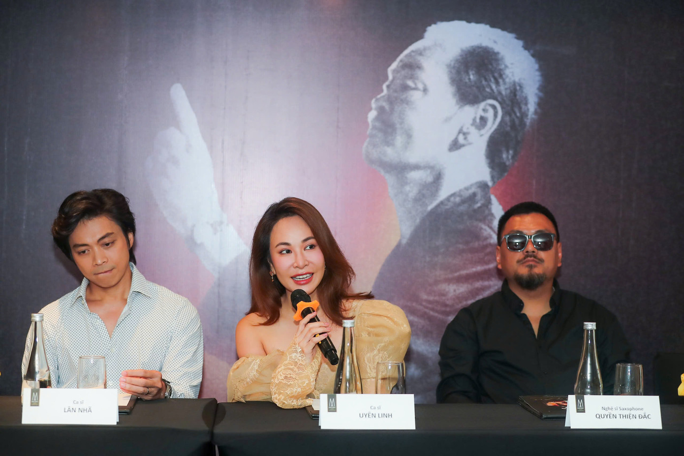 Ca sĩ Uyên Linh đã biểu diễn những đêm nhạc lớn có sự hiện diện của âm nhạc Thanh Tùng. Ca sĩ Uyên Linh đã biểu diễn những đêm nhạc lớn có sự hiện diện của âm nhạc Thanh Tùng.