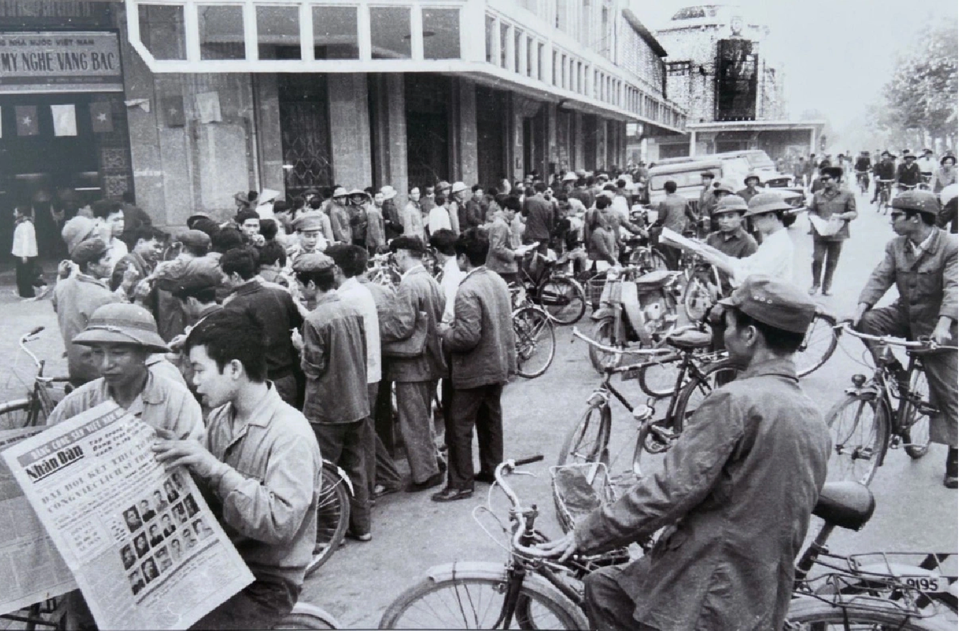 Ảnh Trận địa phòng không (trái) và Báo Đảng đến với bạn đọc mỗi ngày. Ảnh Trận địa phòng không (trái) và Báo Đảng đến với bạn đọc mỗi ngày.