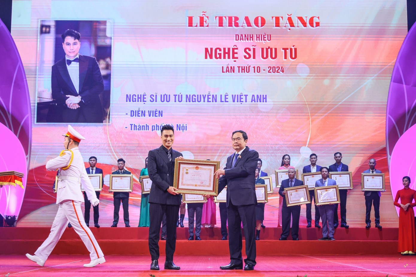 Diễn viên Việt Anh nhận danh hiệu NSƯT do Ủy viên Bộ Chính trị, Phó Chủ tịch Thường trực Quốc hội Trần Thanh Mẫn trao tặng.