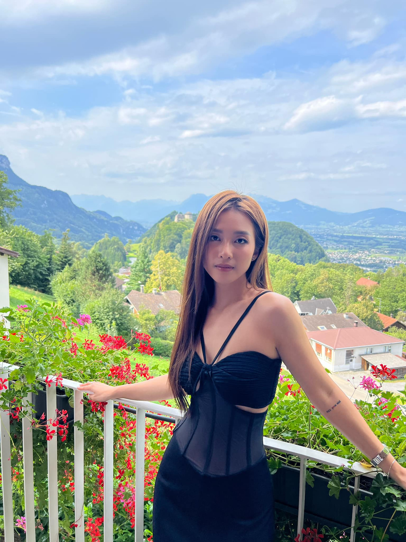 Khả Ngân từng vướng nghi án yêu đồng giới. Nữ diễn viên cũng được đồn đoán hẹn hò với nhiều sao nam. Gần đây, khi được hỏi về mối quan hệ với Andree, Khả Ngân cho biết cô và giám khảo Rap Việt mùa 3 không còn giữ liên lạc. &quot;Thỉnh thoảng đi chơi với hội bạn có thể gặp nhau. Một phần do công việc của hai người không hề liên quan nên cũng không tương tác gì&quot;, Khả Ngân nói.