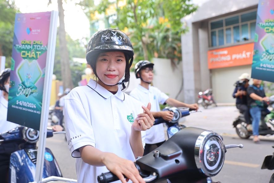 Chuỗi sự kiện Ngày Thẻ Việt Nam 2024 lấy chủ đề "Sống Chill - Thanh toán chất" do báo Tiền Phong và Công ty CP Thanh toán quốc gia Việt NAm (NAPAS) đồng tổ chức giới thiệu những công nghệ thanh toán mới, hiện đại, nhanh chóng giúp mỗi người có thêm lựa chọn thông minh hơn trong guồng quay hối hả của cuộc sống hiện đại.