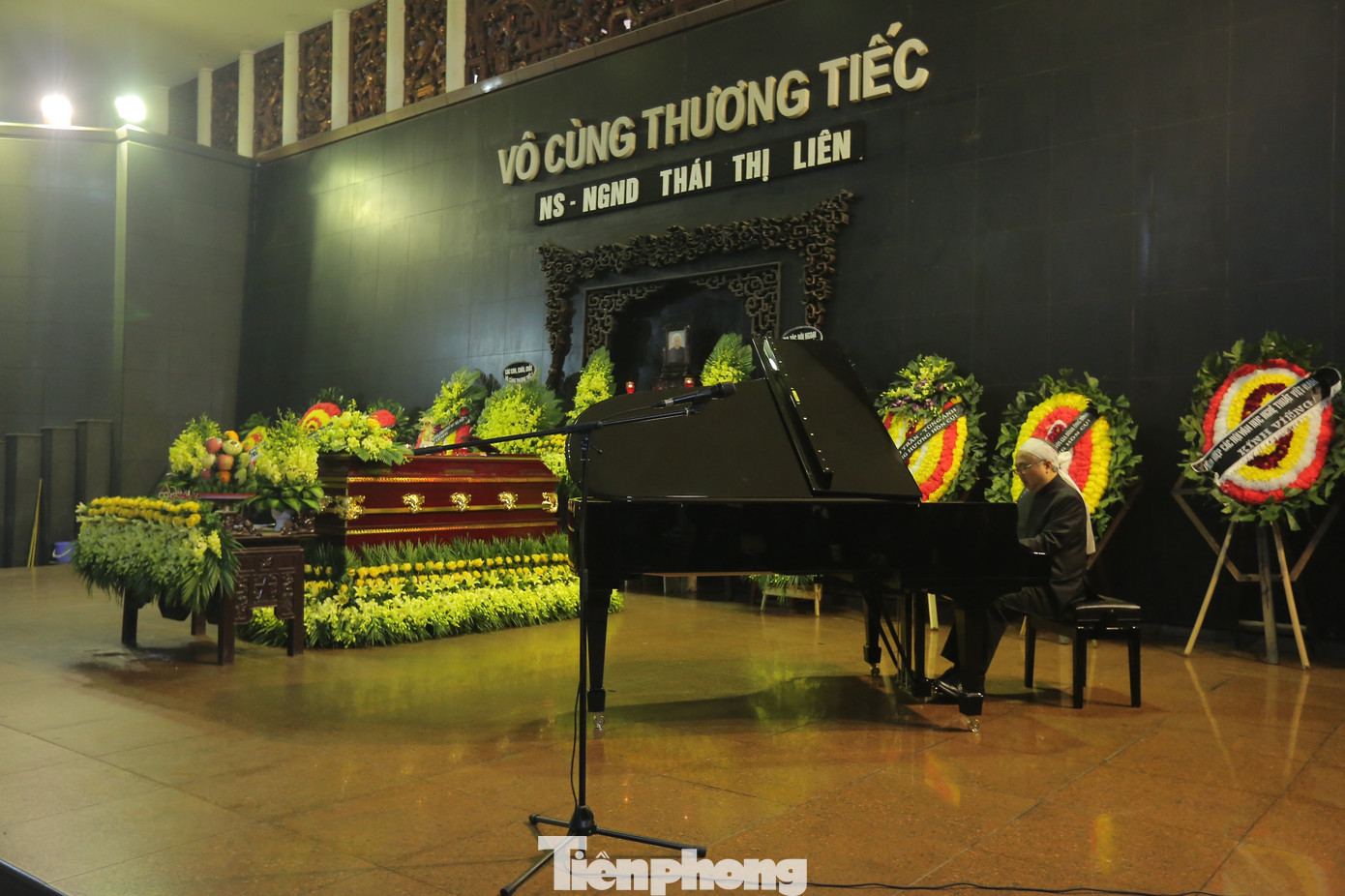 NSND Đặng Thái Sơn thực hiện ước nguyện của mẹ tại lễ tang. Ảnh: DUY PHẠM.