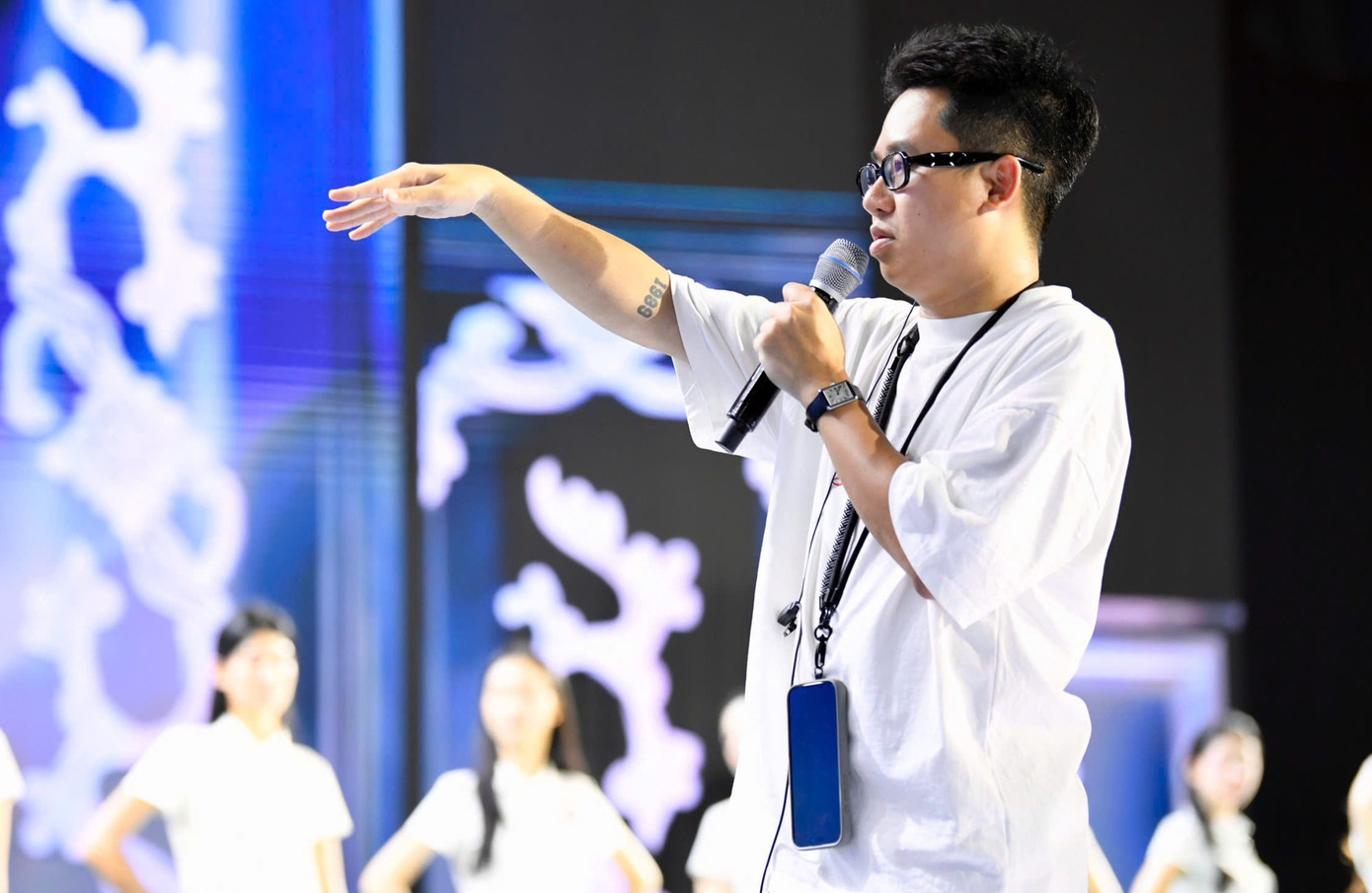 Về 41 thí sinh của Hoa hậu Việt Nam, đạo diễn sân khấu nhận xét các cô gái đều trẻ trung, tràn đầy năng lượng, đem đến làn gió mới cho cuộc thi. Trước đêm thi quan trọng, thí sinh miệt mài tập luyện với quyết tâm cao, hứa hẹn đem đến những màn trình diễn khiến khán giả trầm trồ.