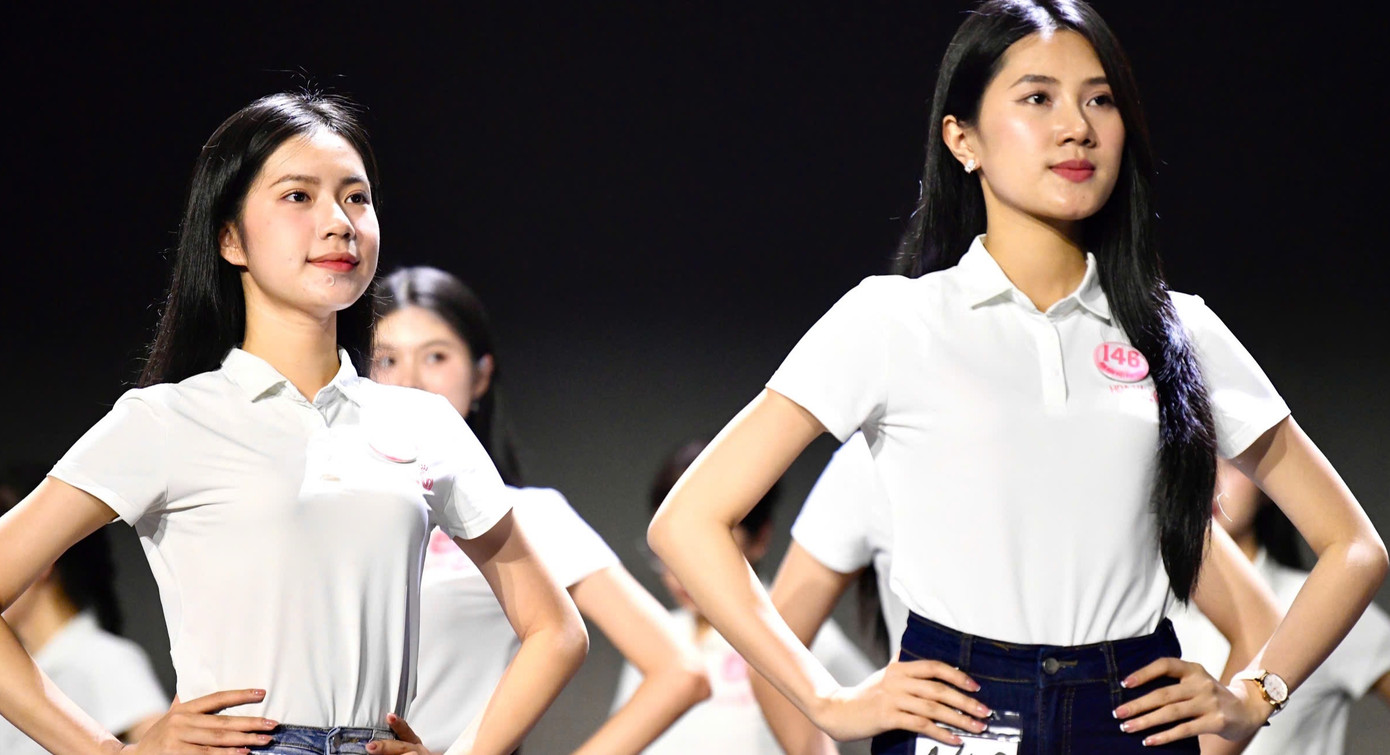 Trong buổi tập chiều 18/4, các thí sinh được hướng dẫn đội hình ở màn gọi tên giả định. Mỗi buổi tập đều là cuộc chạy đua gắt gao, chỉ những thí sinh có năng lực tốt nhất mới thể hiện được bản thân để tiến xa hơn.