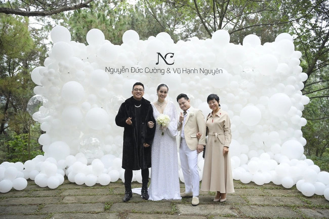 Ca sĩ Tuấn Hưng, MC Thảo Vân chung vui với hai vợ chồng Nguyễn Đức Cường.