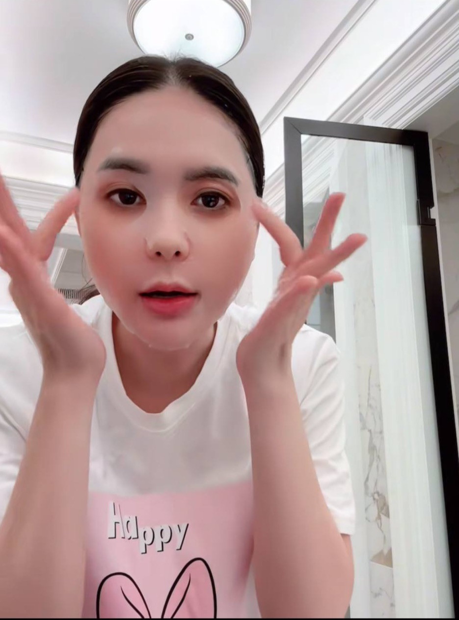 Kênh TikTok của Đoàn Di Băng khóa toàn bộ bình luận, bao gồm cả video quảng cáo mặt nạ. Kênh TikTok của Đoàn Di Băng khóa toàn bộ bình luận, bao gồm cả video quảng cáo mặt nạ.