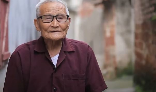 Cựu thanh niên xung phong, dân công hỏa tuyến ôn lại kỷ niệm bên đồng đội. Cựu thanh niên xung phong, dân công hỏa tuyến ôn lại kỷ niệm bên đồng đội.