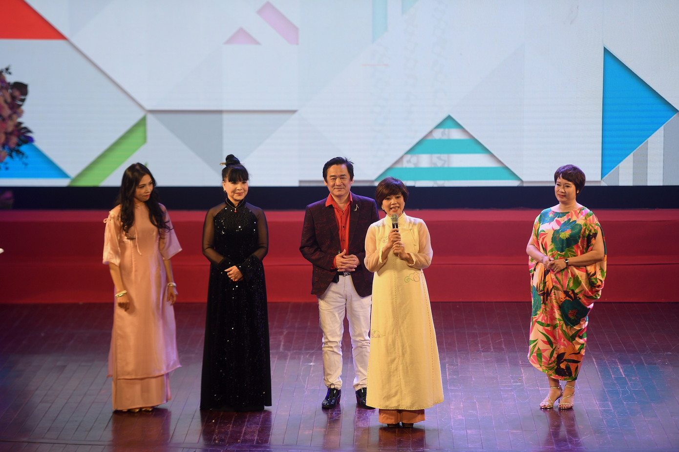 NSƯT Ngọc Huyền xúc động khi trở lại Nhà hát Tuổi trẻ vào ngày lễ quan trọng. Ảnh: Toàn Vũ.