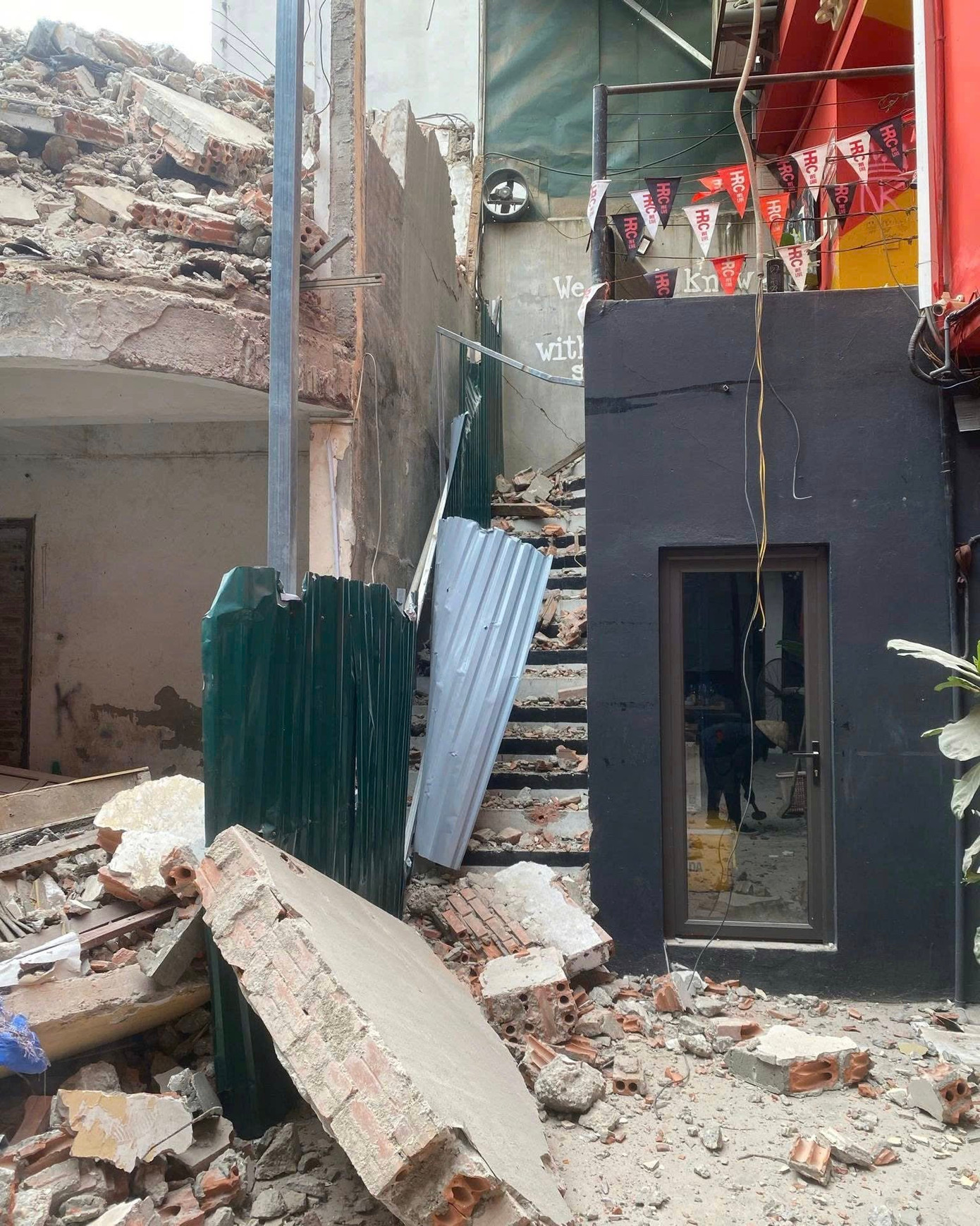 Hanoi Rock City ngừng hoạt động để đảm bảo an toàn trong thời gian khu vực lân cận có công trình xây dựng. Hanoi Rock City ngừng hoạt động để đảm bảo an toàn trong thời gian khu vực lân cận có công trình xây dựng.