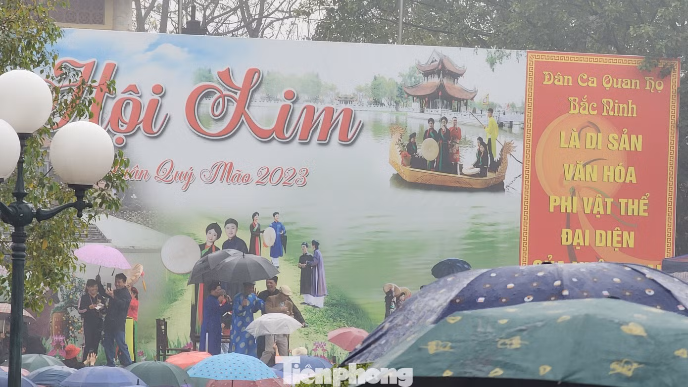 Lễ hội vùng Lim năm 2023 tổ chức trong hai ngày 2/2 và 3/2 (12 và 13 tháng Giêng âm lịch). Mỗi dịp chính hội, không gian văn hóa truyền thống của lễ hội vùng Lim thu hút cả triệu lượt khách tham dự. Ảnh: TRỌNG QUÂN.