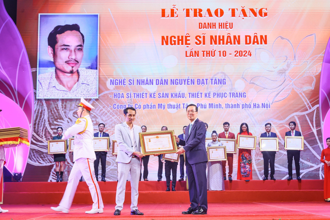 Chủ tịch nước Võ Văn Thưởng trao tặng danh hiệu NSND cho các nghệ sĩ, đại diện gia đình nghệ sĩ và đại diện gia đình cố nghệ sĩ.