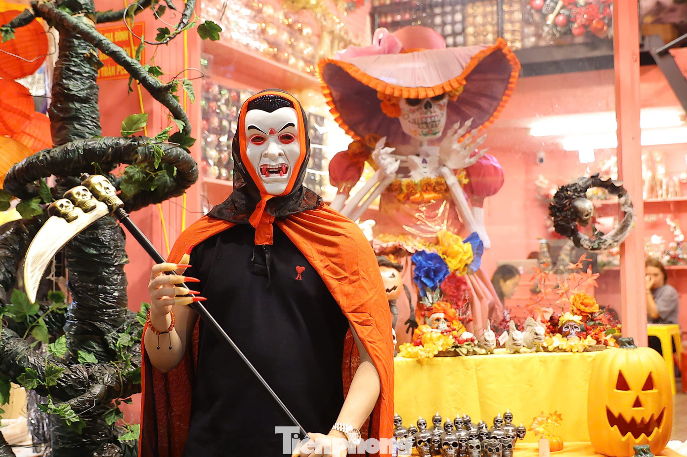 Chủ một cửa hàng bán đồ chơi trên phố Hàng Mã cho biết dịp Halloween năm nay có nhiều mặt hàng mới, lạ mắt nhưng sức mua không cao. Nhiều cửa hàng tranh thủ nhập sẵn đồ trang trí Giáng sinh để bày biện lại gian hàng sau tối 31/10.