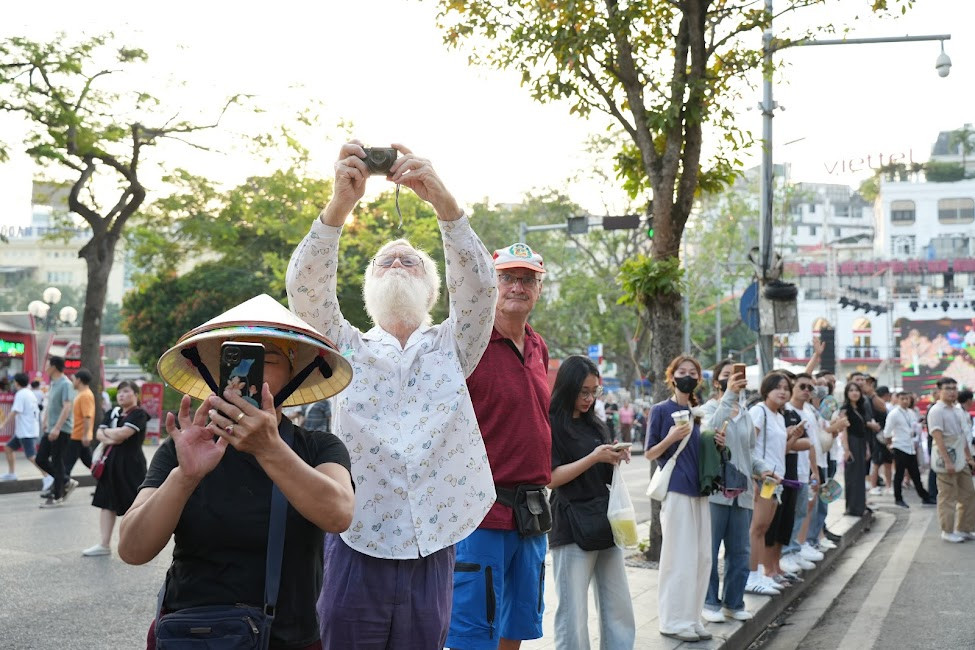 Du khách quốc tế ghi lại khoảnh khắc độc đáo, chỉ có ở Việt Nam.