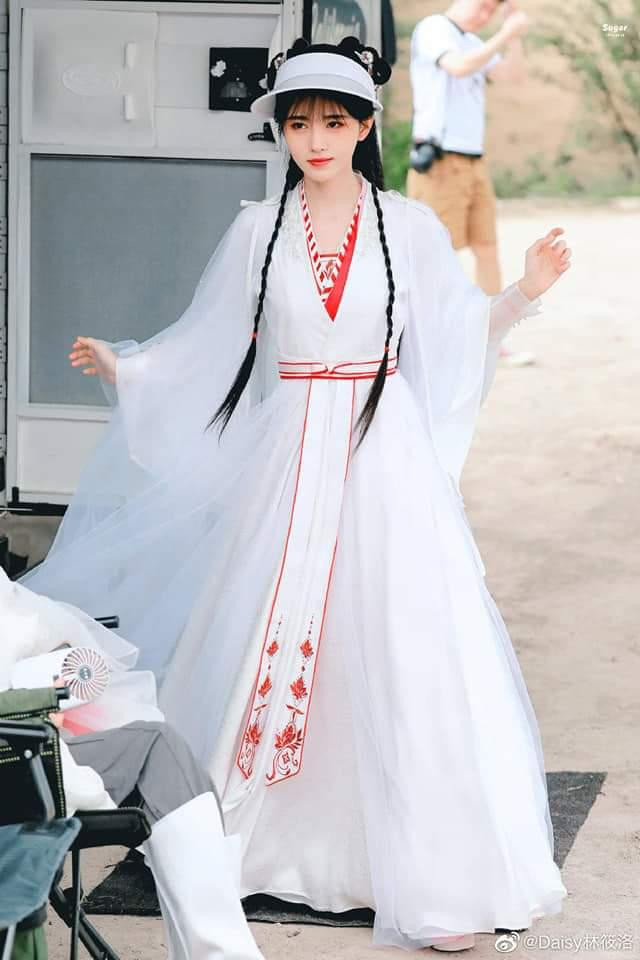 Tạo hình mắt to, môi đỏ, da trắng quen thuộc của Cúc Tịnh Y trong hậu trường bị nhận xét là "bình hoa di động". Tạo hình mắt to, môi đỏ, da trắng quen thuộc của Cúc Tịnh Y trong hậu trường bị nhận xét là "bình hoa di động".