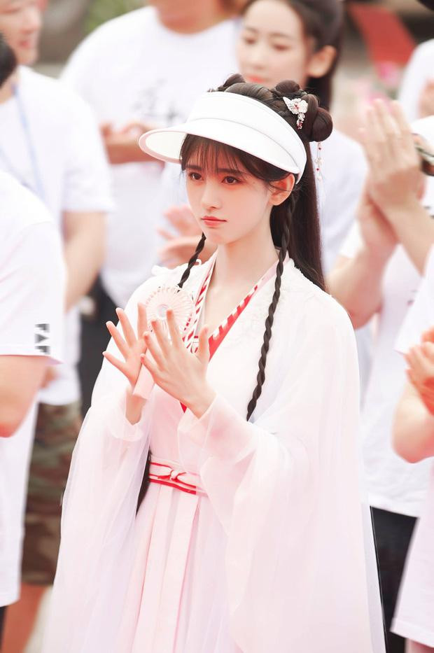 Trên phim trường, nữ diễn viên thường để kiểu tóc búi hai bên, tạo vẻ dễ thương, nhí nhảnh cho nhân vật. Trên phim trường, nữ diễn viên thường để kiểu tóc búi hai bên, tạo vẻ dễ thương, nhí nhảnh cho nhân vật.