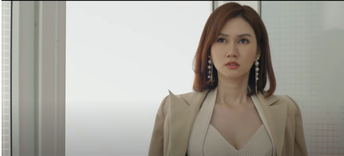 Mai Anh nhắc nhở Quân nên tập trung vào công việc. Ảnh: CMH. Mai Anh nhắc nhở Quân nên tập trung vào công việc. Ảnh: CMH.