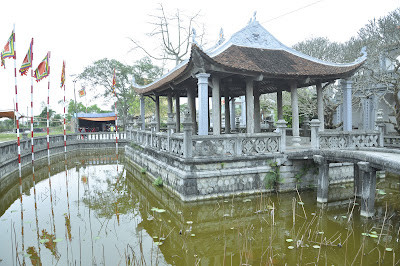 Trong quần thể di tích Phủ Dầy có ba di tích chính gồm Phủ Tiên Hương, Lăng Liễu Hạnh (ở thôn Tiên Hương) và Phủ Vân Cát (ở thôn Vân Cát). Trong quần thể di tích Phủ Dầy có ba di tích chính gồm Phủ Tiên Hương, Lăng Liễu Hạnh (ở thôn Tiên Hương) và Phủ Vân Cát (ở thôn Vân Cát).