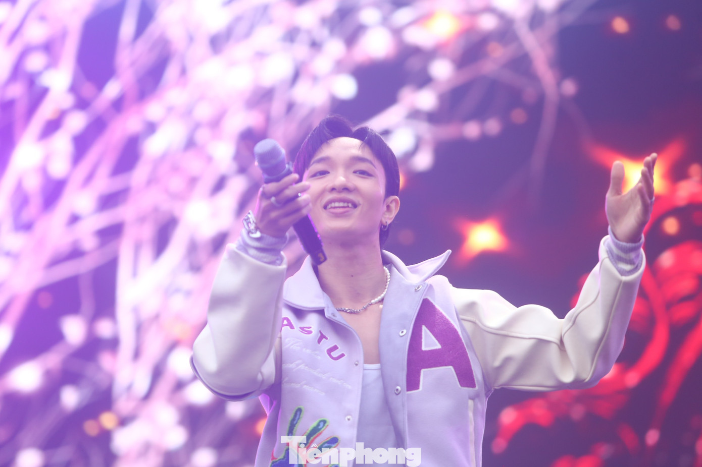 Đôi lời tình ca mở màn buổi biểu diễn của nam ca sĩ. Ca khúc ra mắt năm 2019. Đôi lời tình ca mở màn buổi biểu diễn của nam ca sĩ. Ca khúc ra mắt năm 2019.