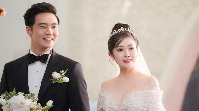 MC Thùy Linh hơn Đức Hiếu 5 tuổi. MC Thùy Linh hơn Đức Hiếu 5 tuổi.