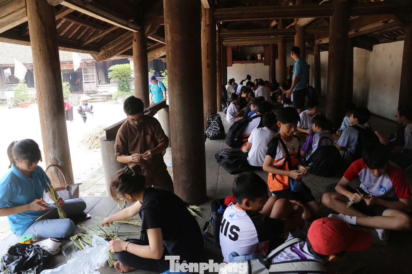 Hoạt động làm đồ chơi bằng rơm rạ của anh Nguyễn Tấn Phát được nhiều người dân địa phương hưởng ứng. Nghệ nhân Nguyễn Tấn Phát cho biết sau khi thu mua rơm rạ bỏ đi, anh phơi khô, làm sạch và chọn những cọng đẹp nhất để sáng tạo, biến tấu thành những con vật thân quen.