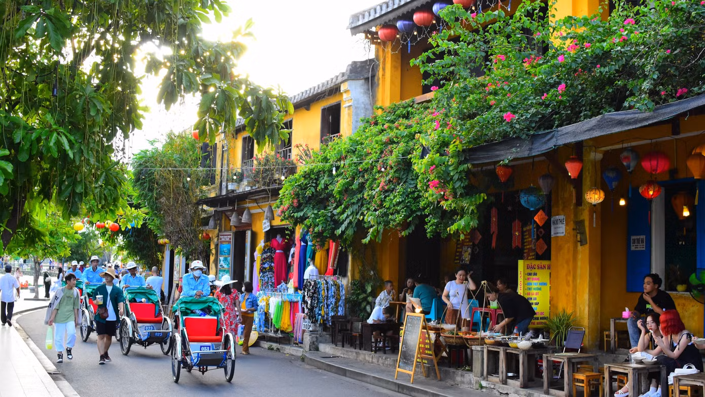 Khu vực dịch vụ đóng góp chính vào tăng trưởng GDP, nhờ nhu cầu nội địa tăng và khách quốc tế đến Việt Nam phục hồi mạnh mẽ.
