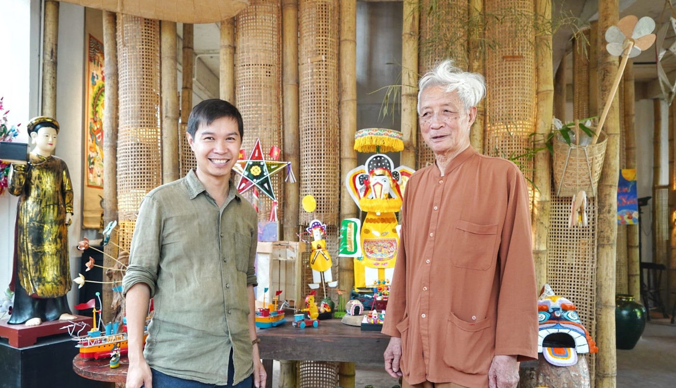 Nghệ nhân ưu tú Nguyễn Văn Quyền (phải) có kinh nghiệm hơn 70 năm làm đèn kéo quân, đồng hành với nhiều hoạt động của Phường Bách Nghệ. Những chiếc đèn kéo quân của nghệ nhân gạo cội được trưng bày tại đây.