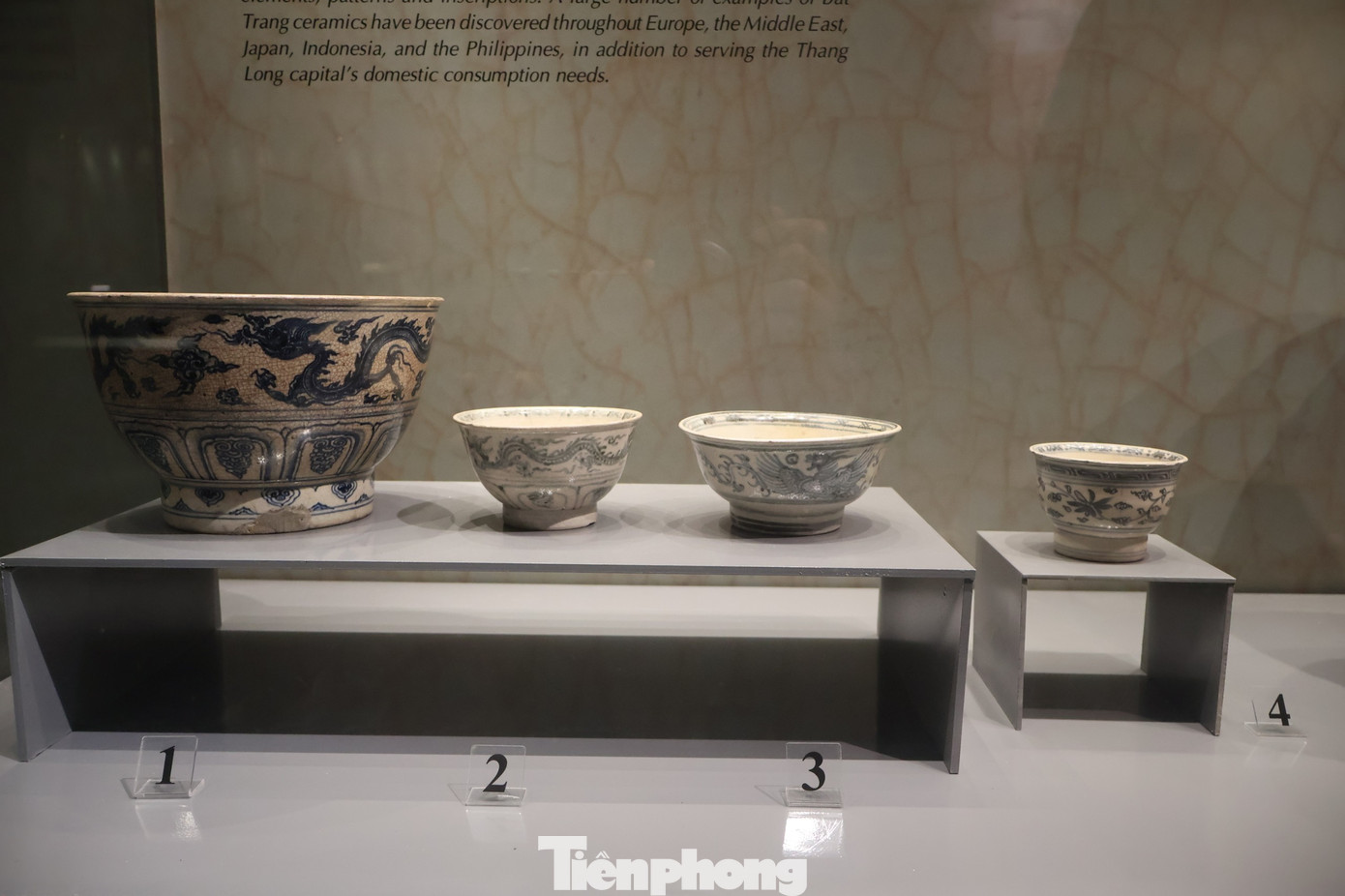 Bát hoa lam vẽ rồng, phượng và cúc thế kỷ 15. Gốm Bát Tràng thế kỷ 15 bao gồm bộ sưu tập bát, đĩa, âu gốm men trắng, men ngọc... Đặc điểm nổi bật của gốm Bát Tràng là tráng men trắng ngà hoa xanh rêu, có sự giao thoa của các nền văn hóa Ðông - Tây.