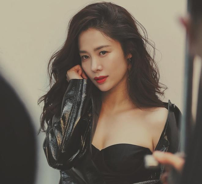 Kim Hyun Joo là gương mặt được săn đón của các tạp chí thời trang danh tiếng