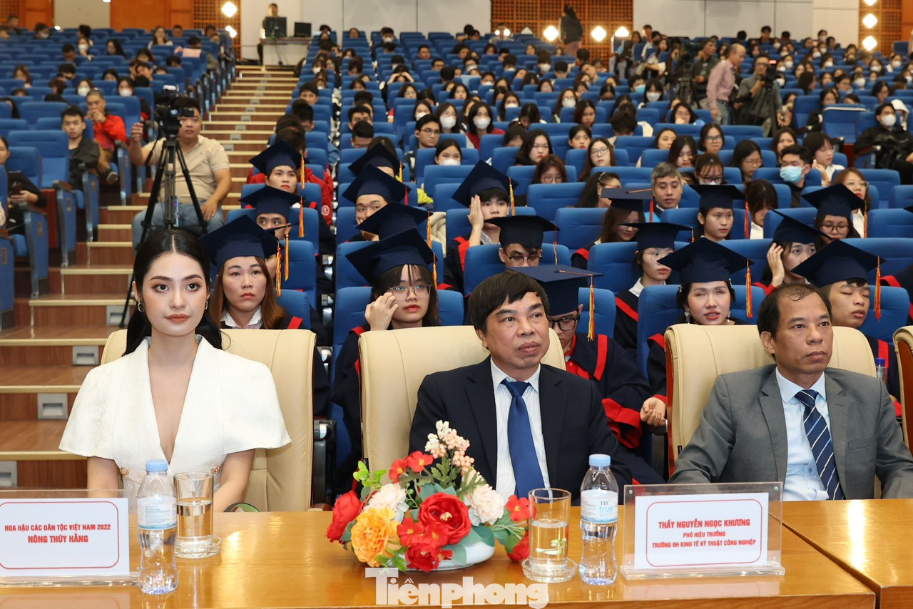 Nông Thúy Hằng là cựu sinh viên chuyên ngành Kinh doanh Quốc tế - Viện Thương mại và Kinh tế Quốc tế thuộc trường Đại học Kinh tế Quốc dân. Cô nhiều lần tham gia các chương trình khuyến học, hỗ trợ học sinh nghèo vượt khó.