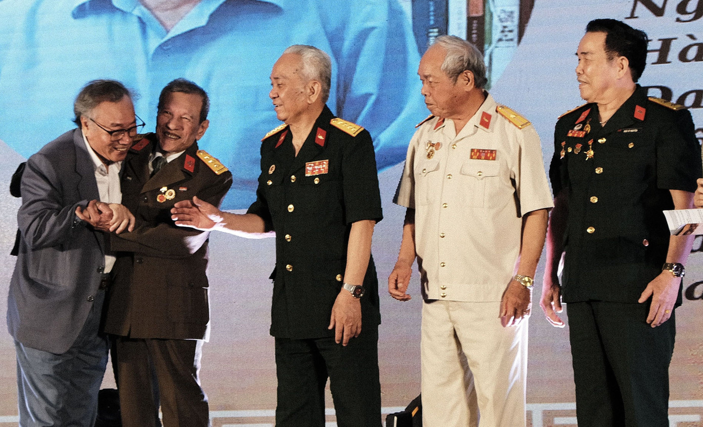 Cuộc gặp gỡ của những nhân chứng lịch sử. Ảnh: Bảo tàng HN.