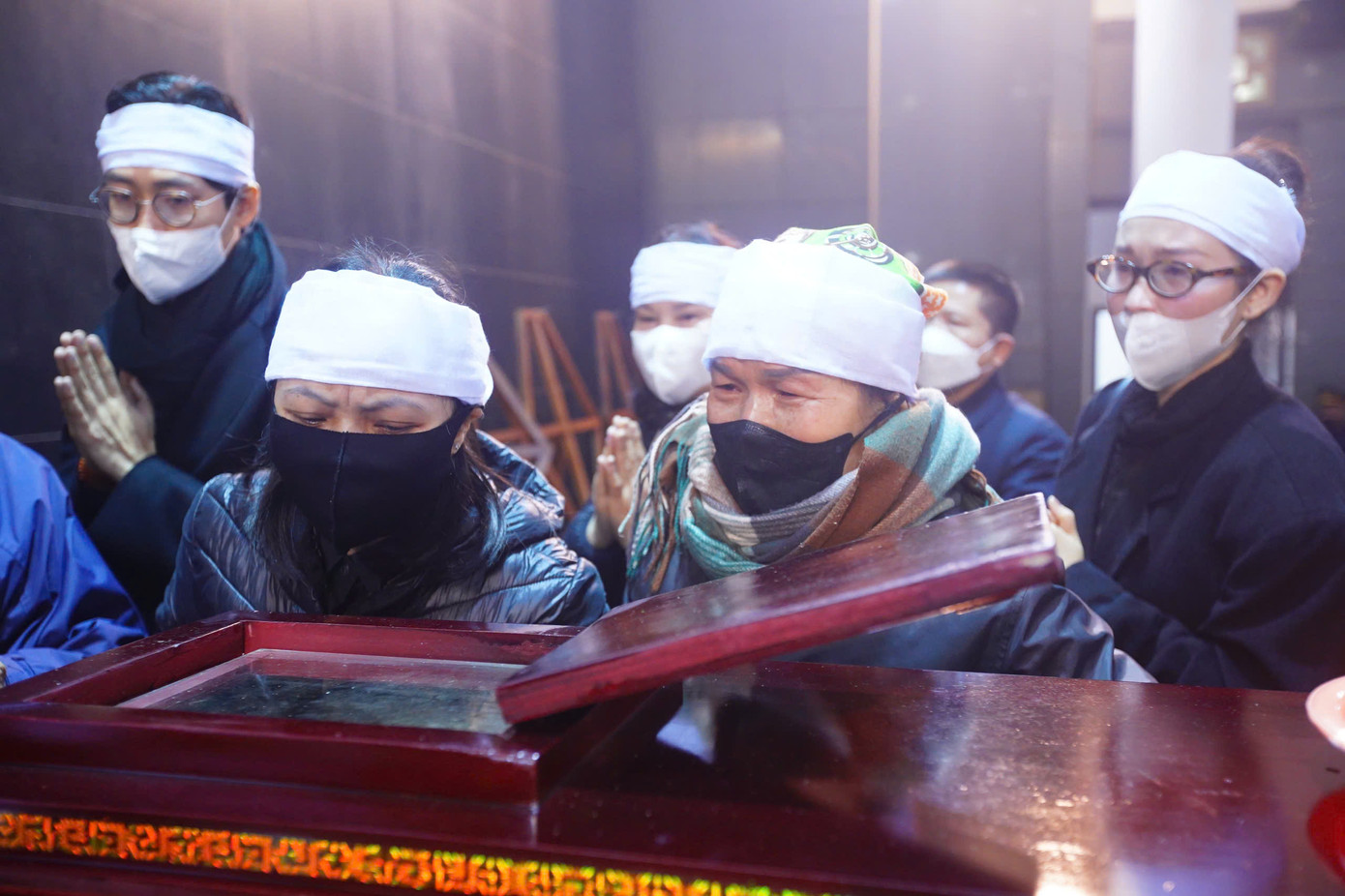 Phút tiễn biệt nghẹn ngào. Gia đình, đồng nghiệp bái biệt nhà thơ, nhà báo Dương Xuân Nam về miền mây trắng.