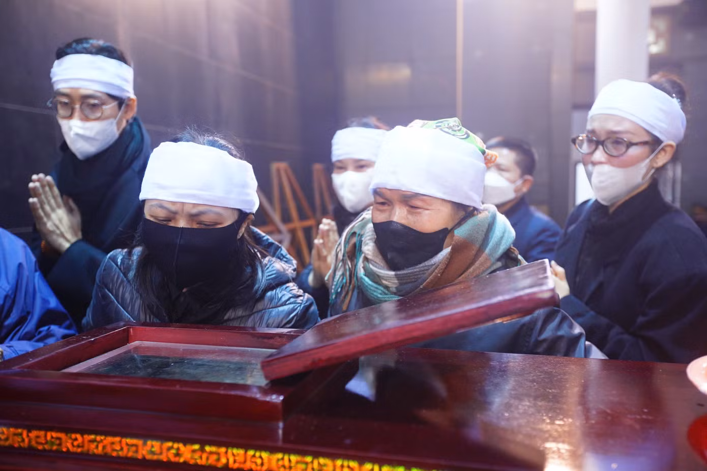Phút tiễn biệt nghẹn ngào. Gia đình, đồng nghiệp bái biệt nhà thơ, nhà báo Dương Xuân Nam về miền mây trắng.